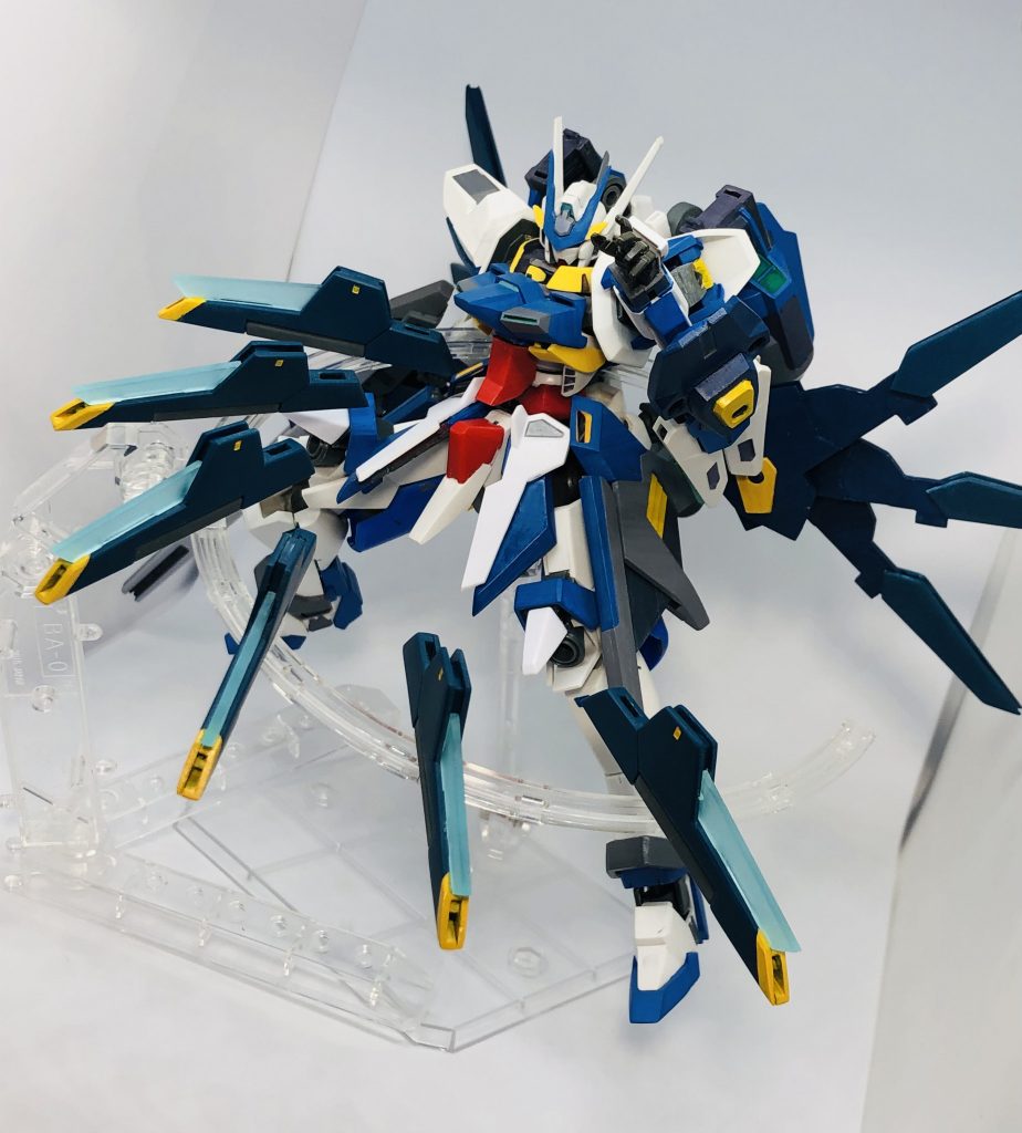 もちろんウイングバインダーのファンネルは分離します。頭部がアンテナまみれなのはこのファンネルの操作の為、という設定。