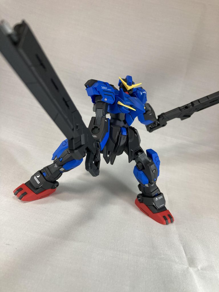 背部にマウントされた武装はソードとライフルの2モード変形する武器です