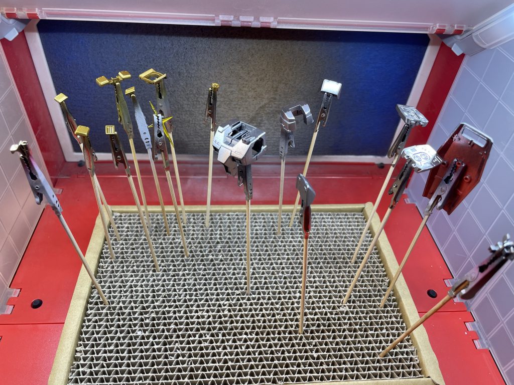 青色と赤色のパーツをメタリックシルバーで、黄色をメタリックゴールドで塗りました。シールドの塗装を失敗して、塗装面がざらざらしてしまいました…が、気にしないことにしました😋