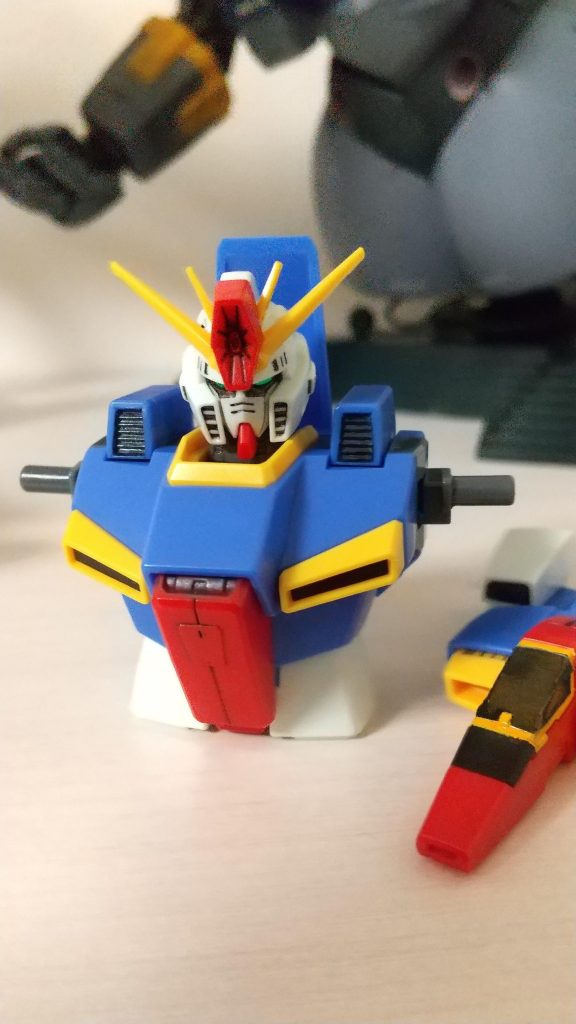 コックピットの付け根(?)はガンメタ塗装。