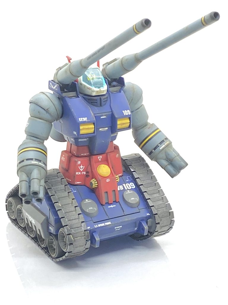 キャタピラにはまずエッジにシルバーのパステルを付けた後に全体をサンドとマッドを付けて土汚れを再現し、最後に僅かにアカサビとグリーンのパステルをちょこちょこ付けています。転輪などの足周りもサンドとマッド、オイルなどのパステルを付けて汚れを再現しました。あまり汚し過ぎると下品に成りがちなので、適度な所で止めて上品さを目指した汚しにしました・・・ちょっと言葉が矛盾しますが(笑)。