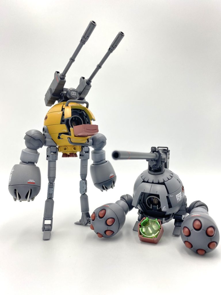 伸ばせば意外と長く、元がアームなだけに器用な脚は地形適応、踏破力は良好なはず。コックピットハッチ開閉は組み立てながら急遽追加した思いつきでしたが、折り畳める脚との相性バッチリで、完璧な降車姿勢が取れました。