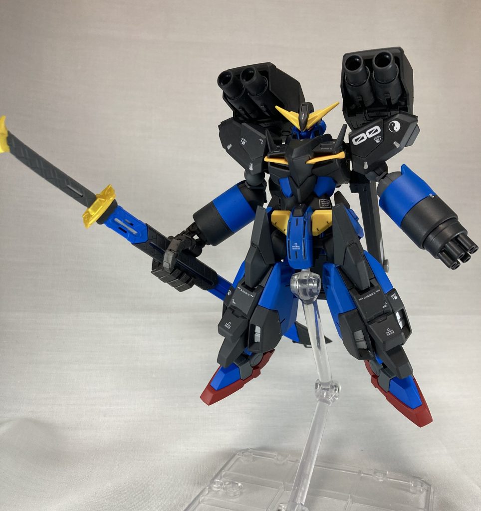 今回の機体にはSDとは違うけど低い頭身に作りました。理由としては大太刀を安定して振るために重心を低くする、防御しずらい下段からの攻撃にする、そして小回りが効くように小柄にしたという設定です作ってる途中になんだかネオジオングみを感じるシルエットになりました