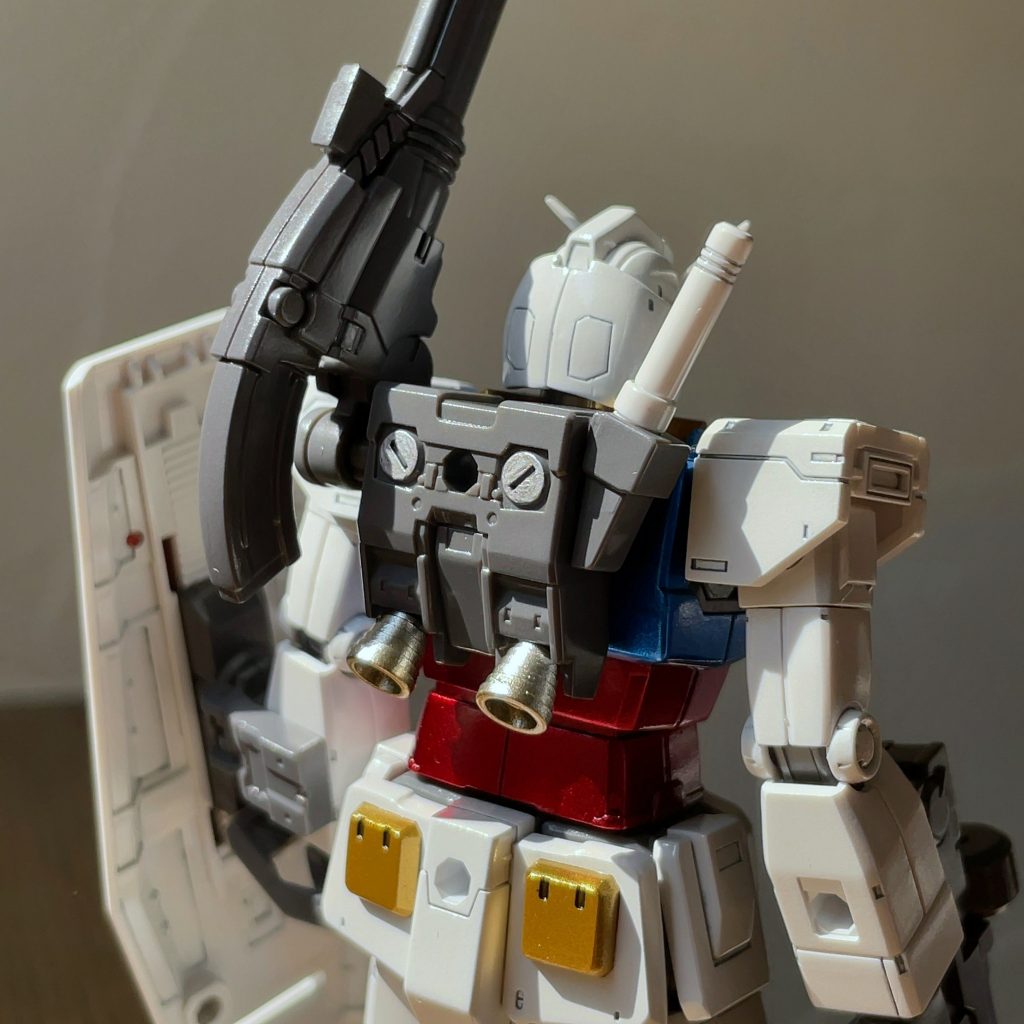 ランドセルです。ちょっとお気に入りのポイントです。バーニアは外側を銀、内側を金で塗り分けました。