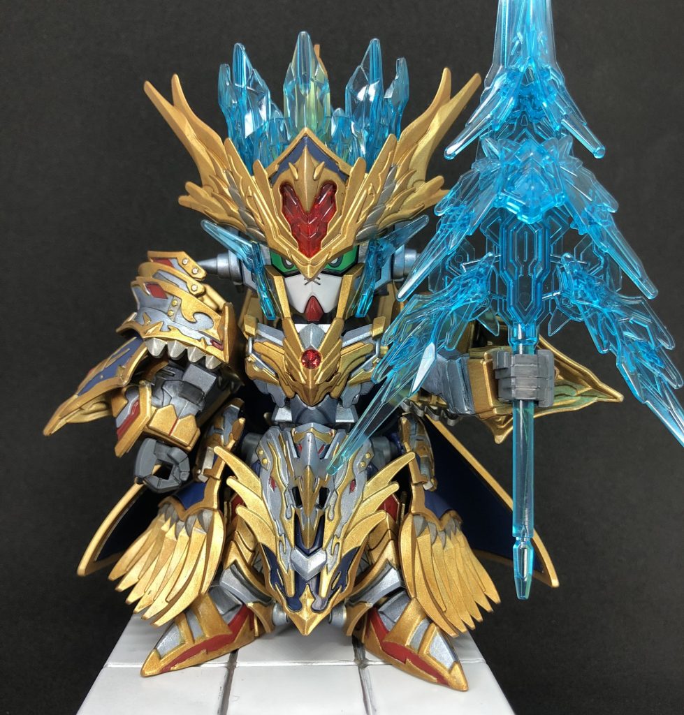 エフェクトパーツ装着、エクスカリバー装備ですわ。クリアパーツは未塗装そのまま。胸アーマーのエフェクト穴にジェムを取り付けたので各所のエフェクト接続はスパッとオミットですわ。重心がズレると足がちょっと浮いちゃったりするので足裏の3mm穴で固定できるスタンドを急造しましたわ。(初の試み)