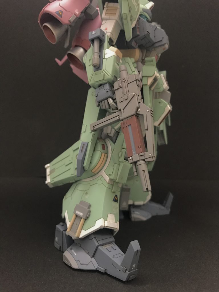 高機動で軽装ということで武器は僅かです。トンファー形式のサーベルは好み全開。ライフルは少しディテールアップして茶色を配色。これもリガズィカスタムを意識しました。