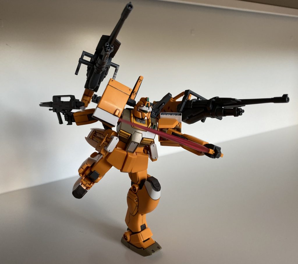 万が一、射撃を全て避けられて敵が接近してきても近接戦用兵装であるビームサーベルも装備しているので、そうした敵にも対応することができます。銃火器を大量に撃ちながら接近して確実に敵機を殲滅する、狙った獲物は絶対に逃さない。