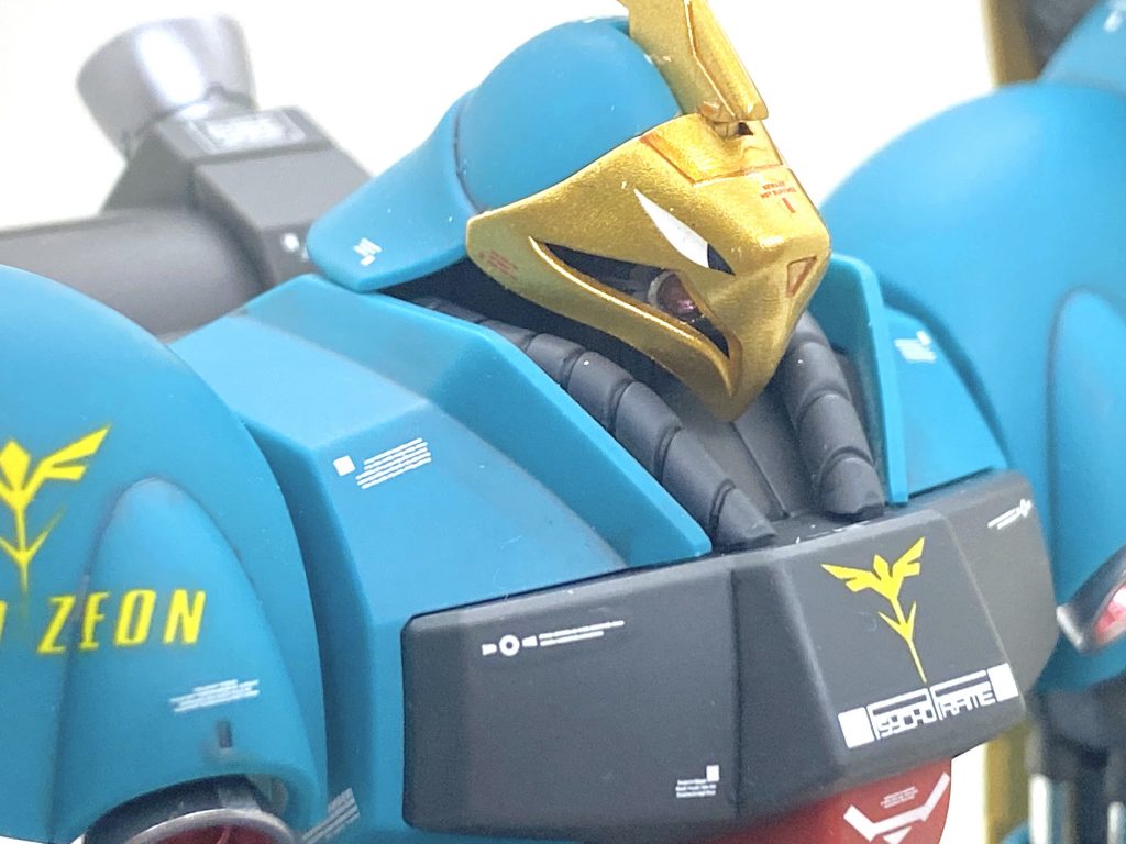 モノアイはクリアーパーツに差し替え、基部はガンダムマーカーのメッキシルバーで塗りました。