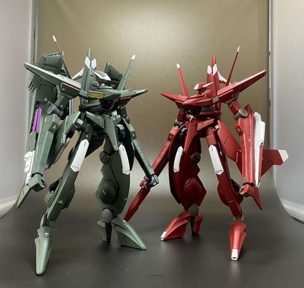 以前製作したアルケーとの比較です。大部分は同じですが、頭部とバインダー、カラーリングでかなり印象が変わりますね。