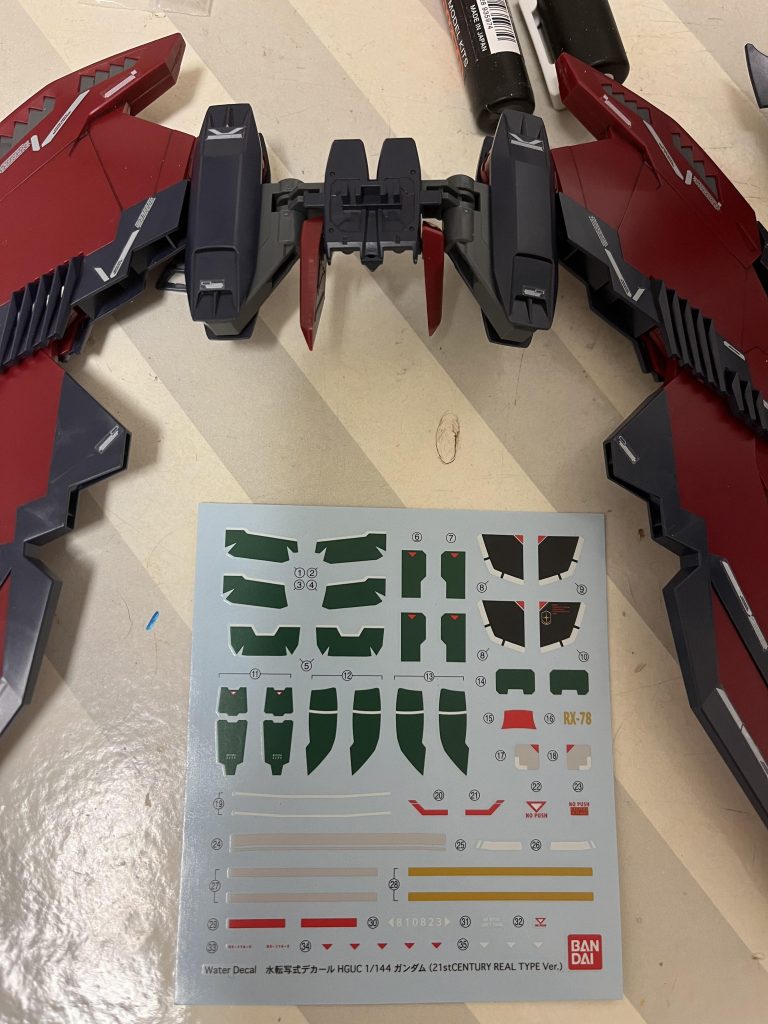 これ貼ったろ!(テキトーってことでガンダムベースのリアルタイプガンダムの緑のマーキングを羽に貼ってみました。…まあ、何もしないよりは良かったんじゃないですかね?