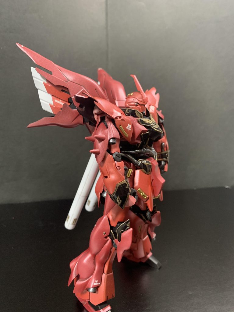 メタリックレッドとメタルブラッディレッドの2色を使っていますが画像だと分かりにくいですね