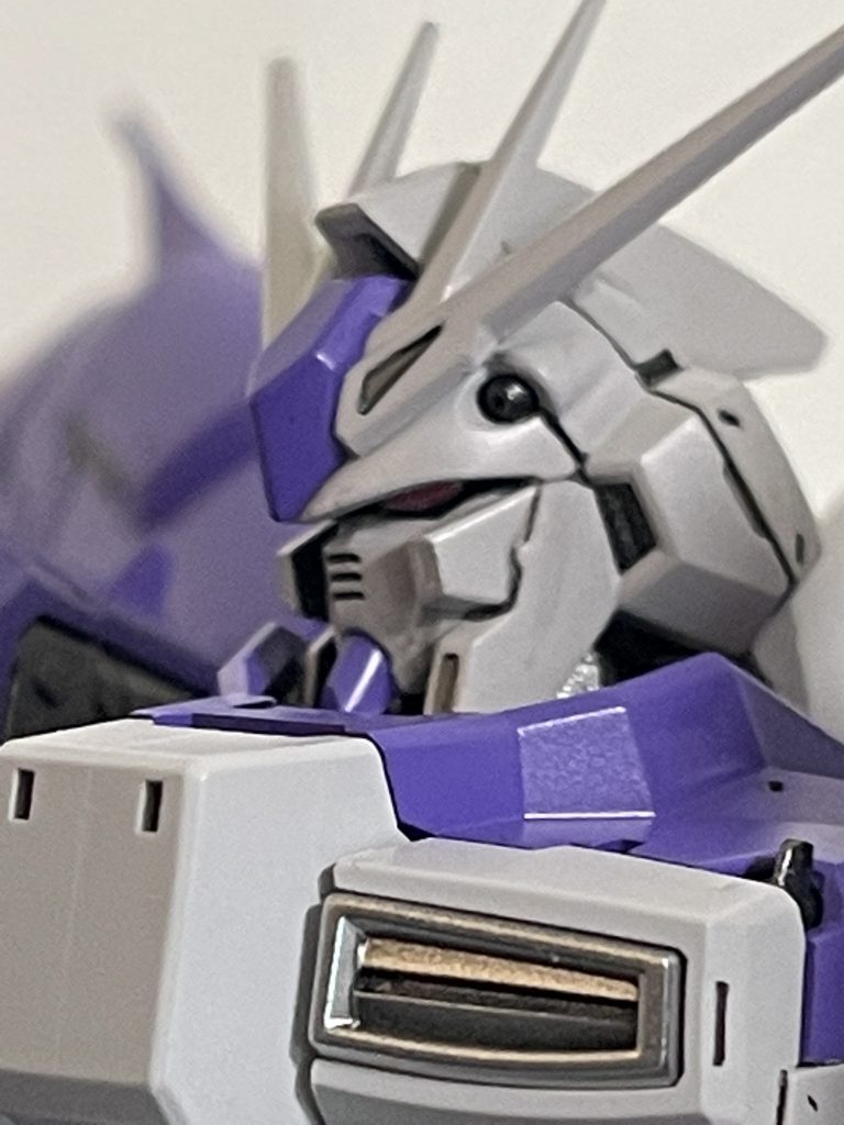 目はミスターカラーのメタリックピーチで塗装