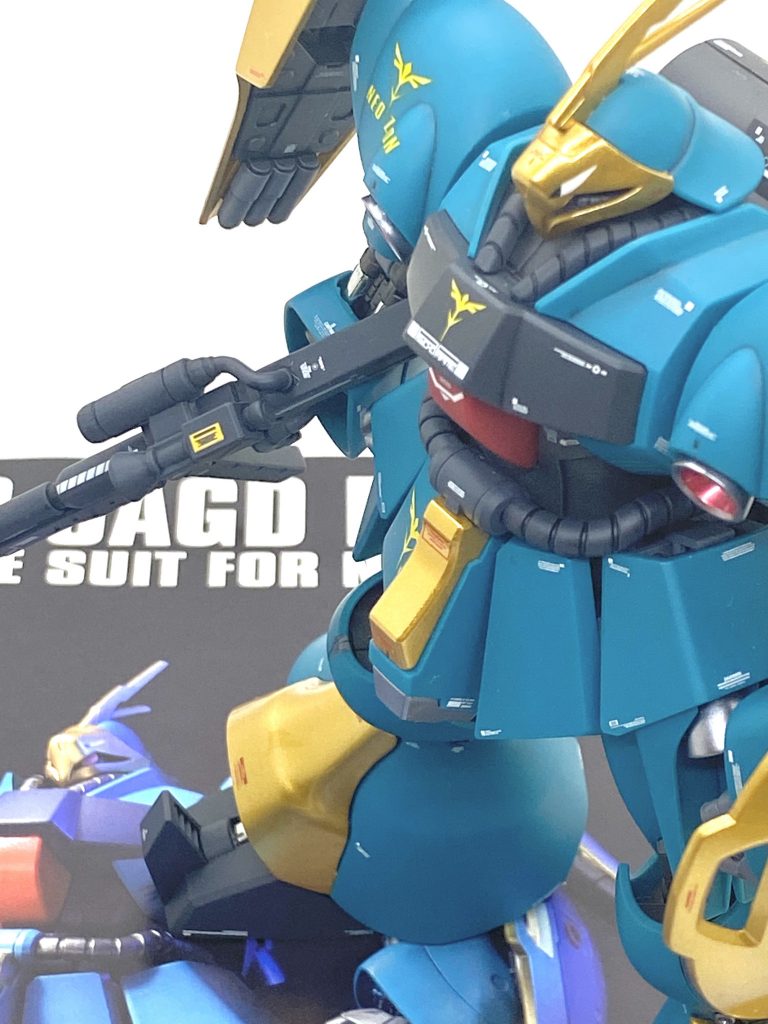 最後は説明書と。初めてと言っていい程に全体的のゴールド塗装が上手くいったのでメタリックの光沢感と緑やその他の部分のマットな質感のメリハリという目標が達成出来て、今回のヤクト・ドーガの制作は自分の中の模活のターニングポイントになったと思います。プロモデラーのゴールドを使いました作例見て「どうしたらこんな上手く吹けるのだろう？」といつも思っていましたが、ガイアカラーのスターブライトゴールドのおかげで人が見たら、まだまだかもしれませんがそれなりのゴールド塗装が出来ました。ギュネイ機のグリーンは非常に成型色も良く、つや消し吹くだけで綺麗な質感になりますから、HGだけではなくRE/100を作る際もイエローの部分だけでもスターブライトゴールドに変えればSNSでも目を引く作品になると思います。普段は自分が作ったプラモ見ても殆ど褒めない連れがヤクト・ドーガ見て「金の所がゴージャスなのとグリーンの綺麗なつや消し感は上品でいいわね♪」と褒めてくれて「これシャアが乗っているの？」と聞くので「中の人がアン〇ンマンの犬」と答えたら「チ〇ズ？あの犬はバ〇コさんので強化犬じゃありません♪」と言い、会話になりませんでした(ギュネイとチ〇ズの声優は同じで山寺宏一様です、笑)。ご覧して頂きありがとうございました。