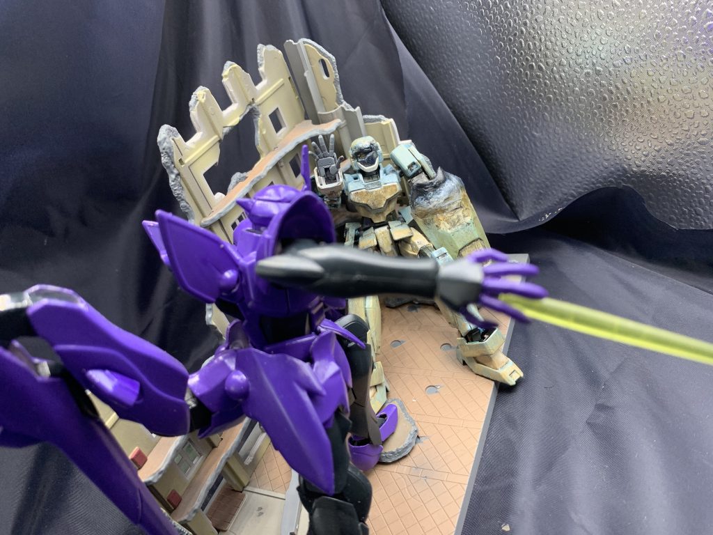 ドラドからのカメラ、アデルのカメラや盾を破壊してトドメを刺そうとする感じ