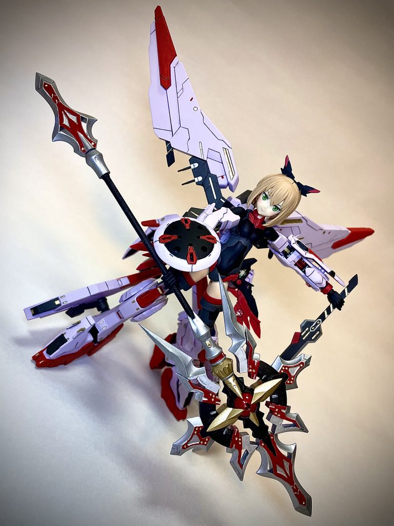 武器はマルコシアスのものに加えて、コトブキヤのアルナイルロッドを持たせてみました。鉄血系の機体に似合う大型の武器で、魔法少女のようなかわいらしさもあり、良い感じになった気がします。 