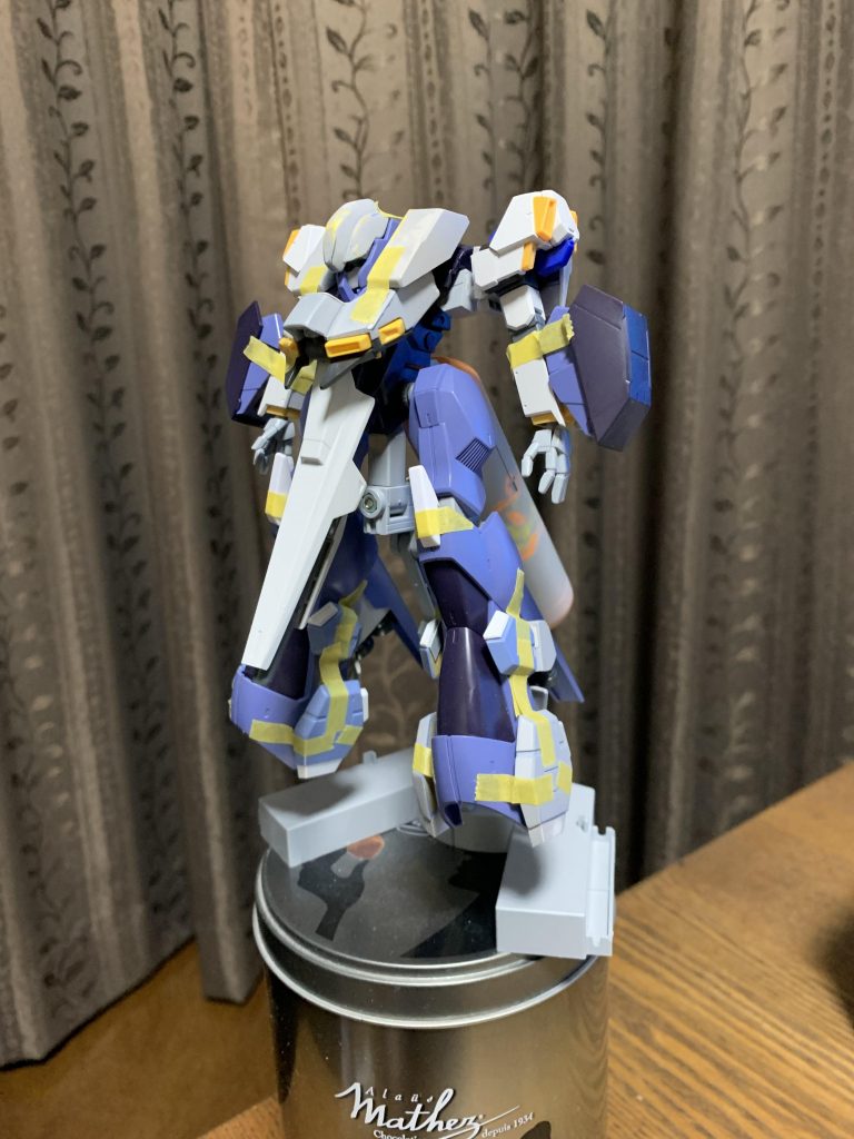 頭部:メッサーラのパーツを削ってジェガンの頭部センサー部と何かガンダム系の頭頂部を組み合わせてパテで整形。　内部にはジェスタの顔を削ってはめ込んでます。胸部:バウのパーツにリゼルのリアスカート部を半分に割って顔の左右に接着、少々ジャンクパーツ貼り付け。肩部:ガンダム4号機［Bst］の物をそのまま拝借。腕部:マドロックの腕に少々プラ板を貼ってメッサーラの肩を、中身のミサイルポッドからビームガトリングっぽいのに作り換えて接着。