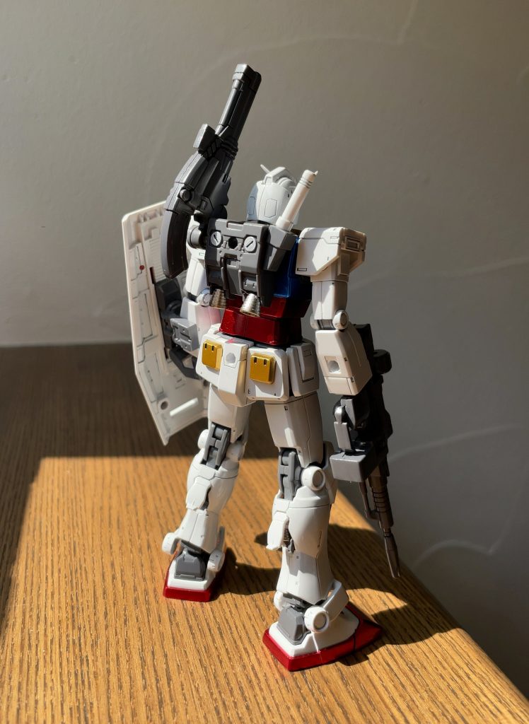 バックショットです。白色パーツはツヤッツヤになるまでクリアを重ね塗りしたんですけど写真で見るといまいちですね😱