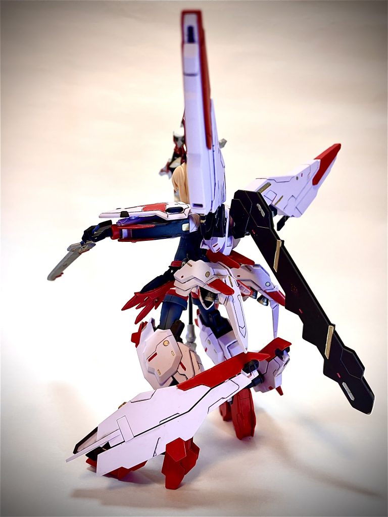 余った肩パーツは、バーニアを仕込んで腰に装備し、フライトユニットみたいにしました。これで空を飛ぶというより、機動性アップのためのものというイメージ腰のレールガンはティアーシャの腰につけるとかなり窮屈だったので、足につけてみました。手足とバックパックだけだと少し寂しかったので、フライトユニットとレールガンをつけることで良い感じのボリュームが出て良いバランスになりました。