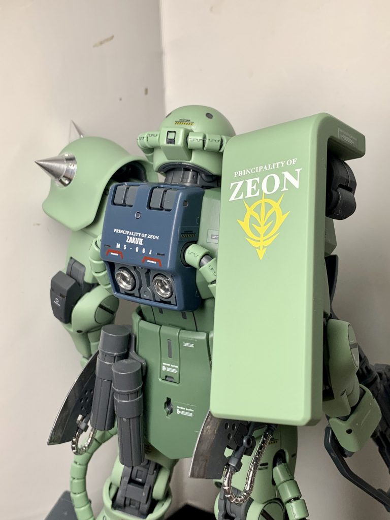 左肩のシールドは後ろにまわしています。肩マントの様になればいいなと思いましたが、色も変えれば良かったかな…バーニア、ヒートホークはガンマカのメッキシルバーで塗装しています。