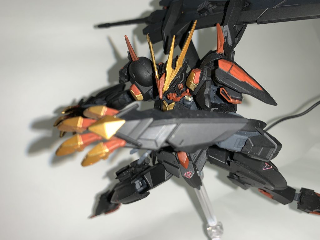 ・ガントレットクロー両手甲部に装備されている籠手状の武装。シールドとしての機能を持ち、クロー部にバエルソードなどに使用されてる希少超硬合金製が採用されてる。