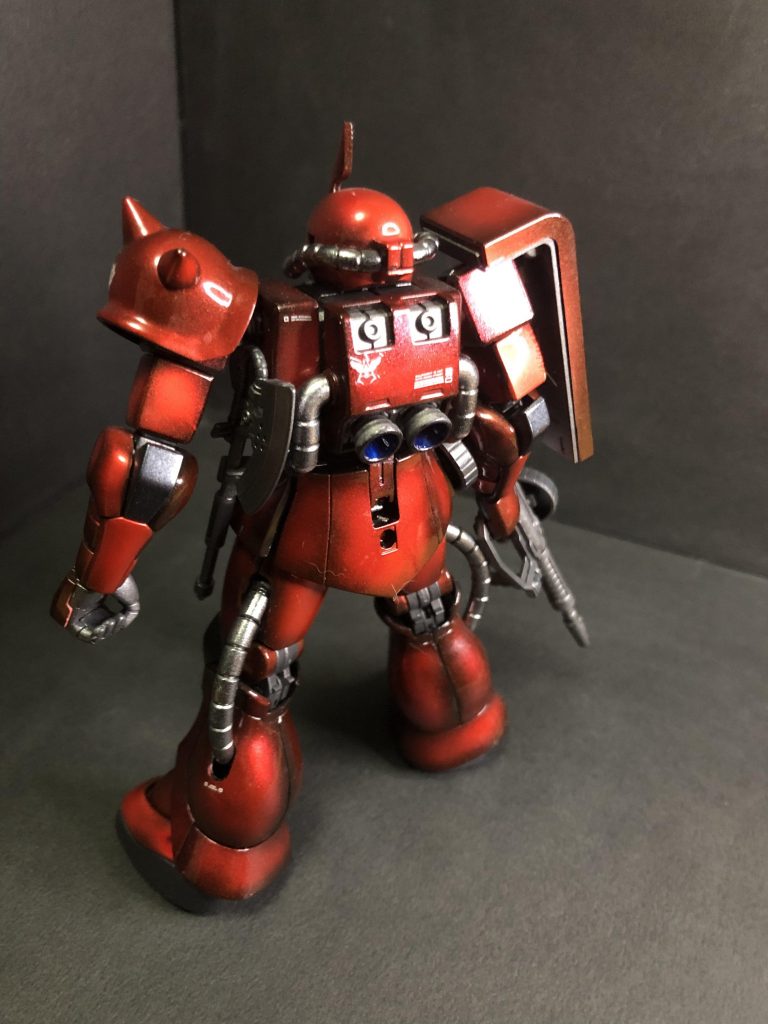 リニューアル版？のシャアザクなので、可動域がすごい。動かすときは塗装剥げが怖いけども。