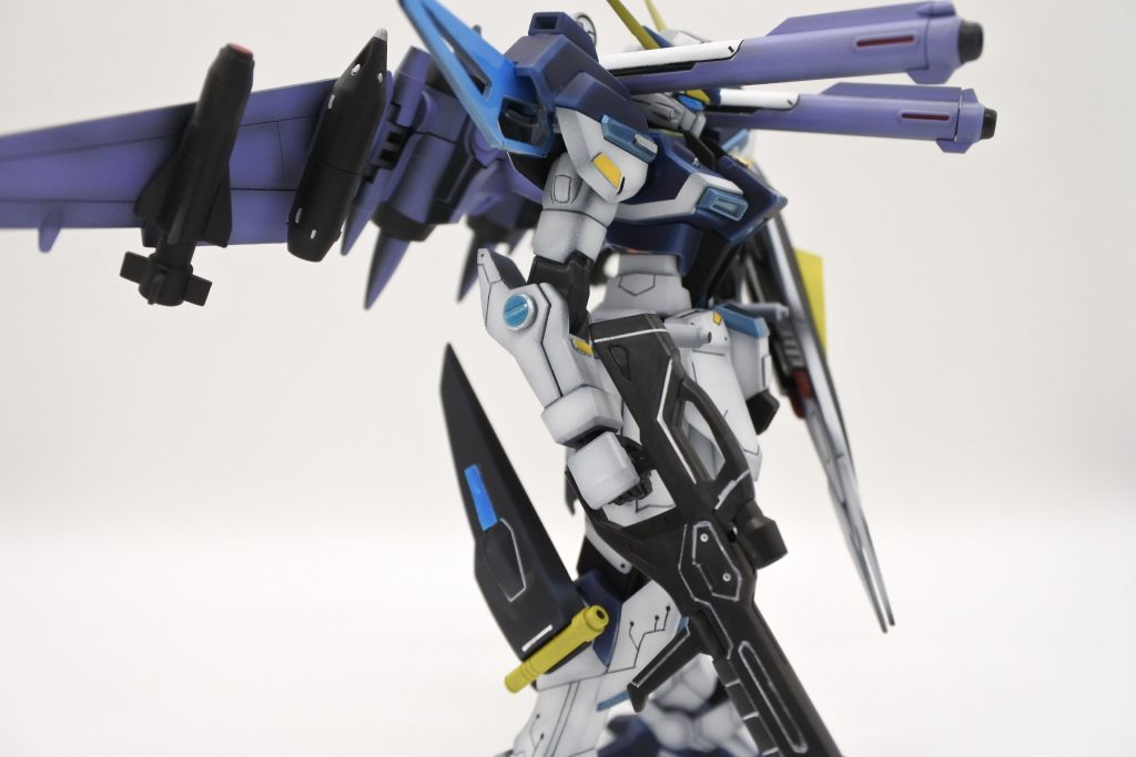 ストライクルージュのI.W.S.Pの砲身部分のみ流用。上下左右に可動します。実は肩とか脚とかにいろいろくっつけたり膝延長したりしてるんですけど、些細過ぎて気づかれないと思います。