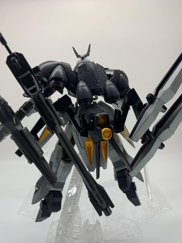 この武装ラック兼バーニアは、わりとしっくりきて気に入ってます(笑)銃をマウントしているラックはスクラッチしました。(初めてでめちゃくちゃな出来栄えですが…)