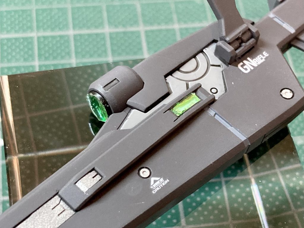 武器はセンサー・スコープ部分は付属のシール・ラミーテープの上にはオーロラシールを貼ってUVジェルでコーティングしています。