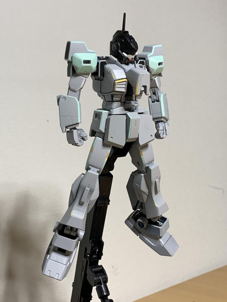 本体にはAOZメカ特有のc面を全身に追加、原作再現を徹底しています。スカート裏には裏打ちのトラスパーツを入れたり、スリッパや腕関節などヘイズルからの移植も行なっています。