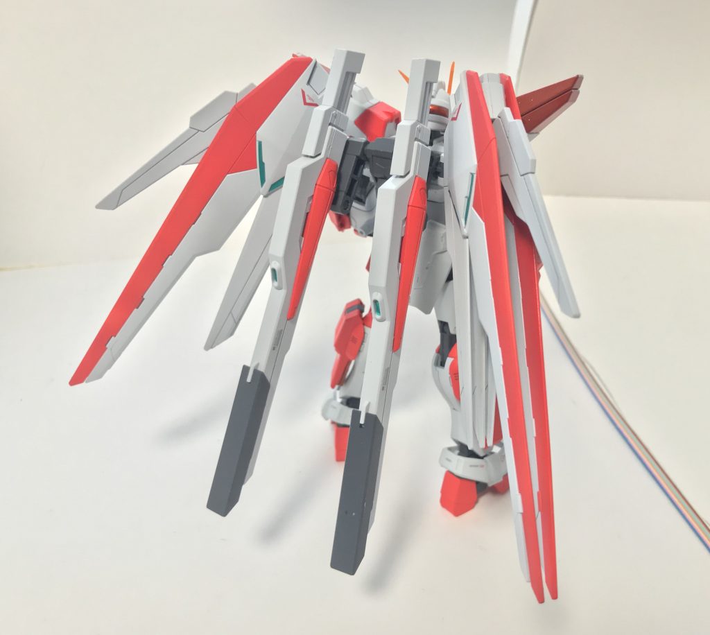 背部。新たに装備されたサテライトキャノンやフリーダムガンダムからコンバートしてきた羽根が目を引くが、本機の真髄は徒手空拳による格闘戦であり、それを証明するように、フリーダムの羽には追加ウイングを配しているが、バラエーナプラズマビーム砲はオミットされている。