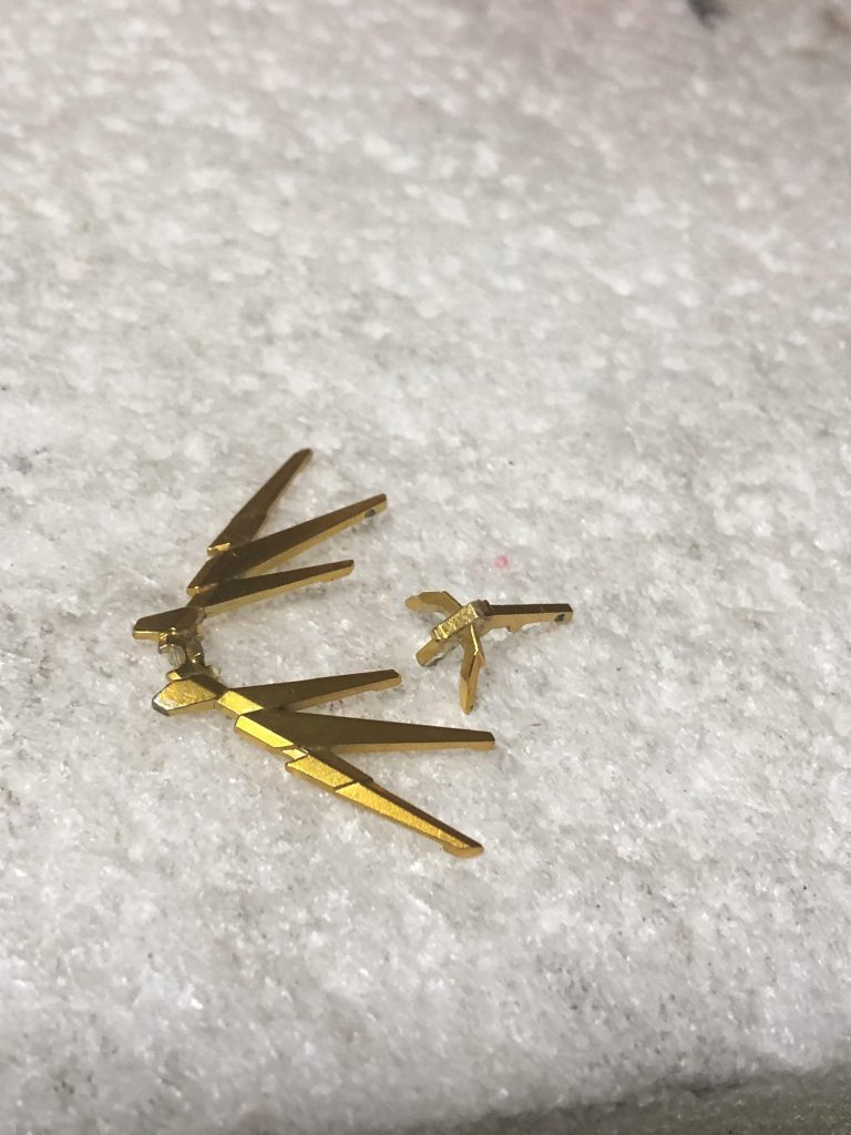 元の折れたツノ、中央の二本が折れて無くなってます。