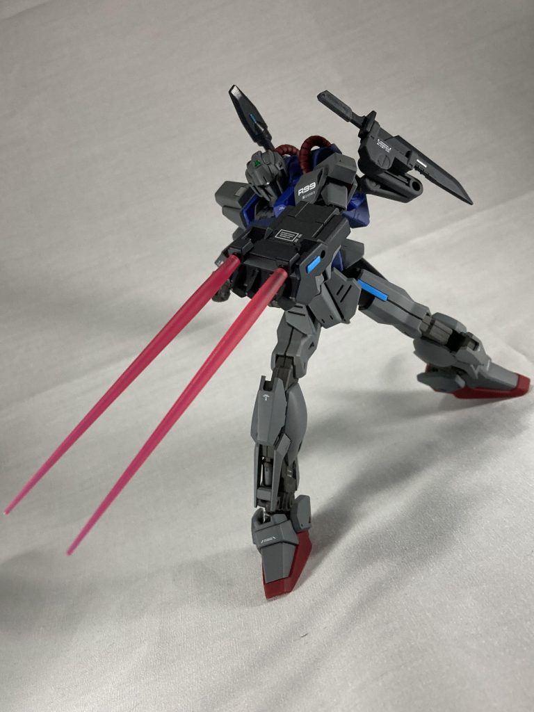 ビッグナックルガード内蔵ビームサーベルお兄さんと友達が改造素材に家から持ってきてくれたジャンクパーツからバルカンだと思って付けたら持ち手部分を切ったビームサーベルだったせいで本格的に近接超特化機体となってしまった武装、ちなみに百式のビームサーベルは形状からブースターと勘違いして逆さまにつけているため起動するとおしりからビームが生えて友達が爆笑する「これ弾出るとこじゃなかったのー?!」