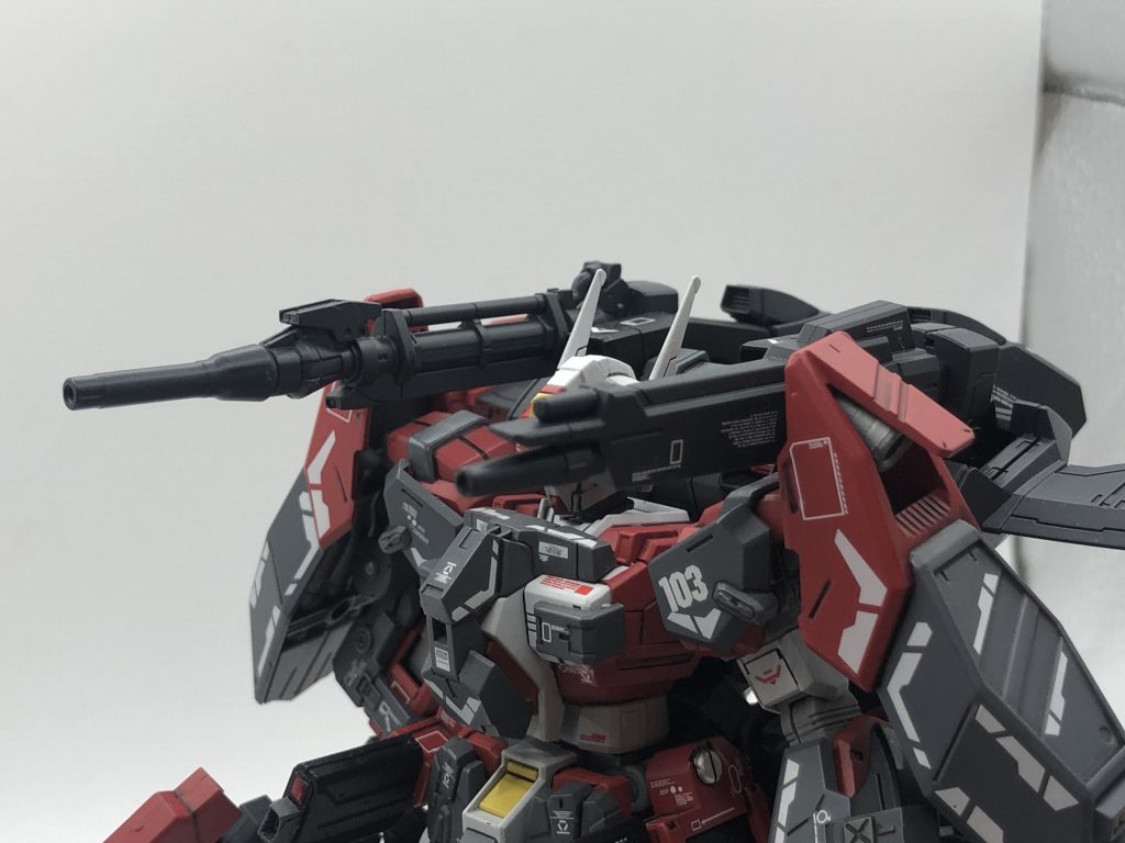 ビームスナイパー(右側)&ビームキャノン(左側)ビームアックスの小型化により不要となった武装ラックを取り除き、新しくビームスナイパーを装備。