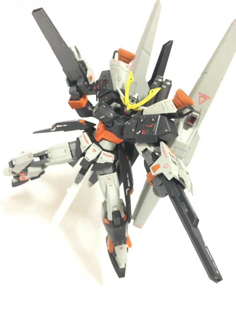 主武装ツイン・ビームライフルを構えて。2丁拳銃はストライクノワールのオマージュです。機体のネーミングもここから取ってます。