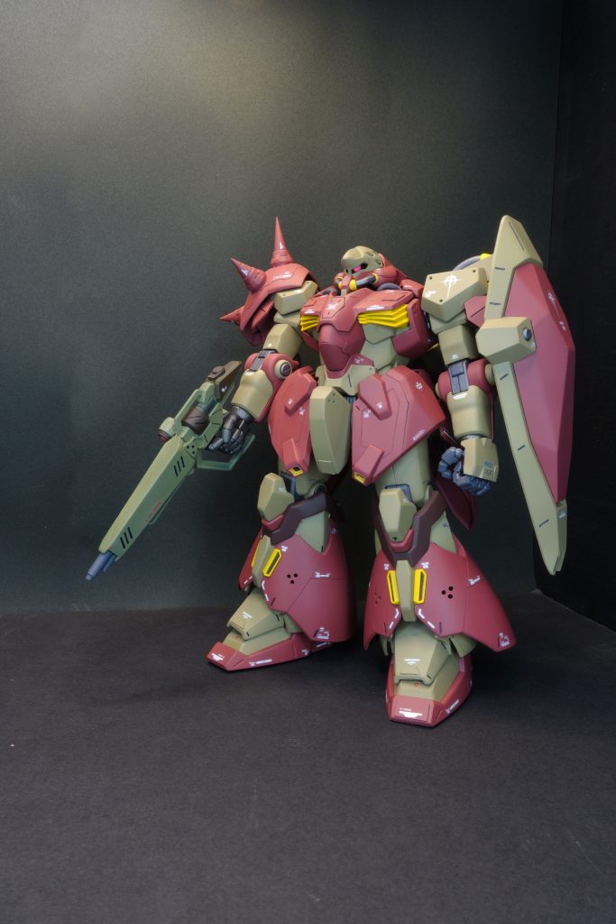 各所にスジボリ加工とプラ板を貼り情報量をアップ。