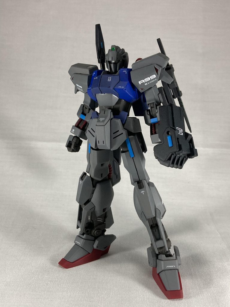 九十九式派手な色は自分には合わないと言う主人公が灰色に塗ってしまったが故にデルタプラスみが溢れてしまった機体、さらに専用機なんて自分には縁遠いと地味目に改造されていったうえ名前の由来は「百には一歩及ばないくらいでいいよ…」なんていう自虐から決まってしまった