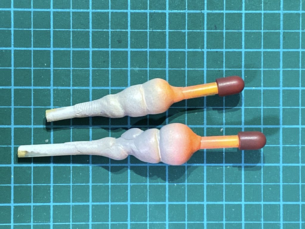 撮影用の小道具です。ミサイルエフェクトは、蛍光イエローに塗った2mmプラ棒を3mm透明プラパイプに通し、パテをなんとなく盛り付けた上でミサイル側から蛍光オレンジ、横からホワイト、後ろ側から艶消しを混ぜたクリアブラックを吹き付けました。正面からの撮影かつ、今回限りの使用なので、速度優先で雑な作りです。