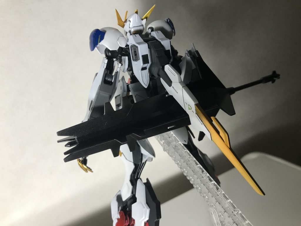 マスキング苦手なのでテイルブレードやバックパックは地獄でした。設定やキット自体の事になりますが、手持ちの武器が全てマウントできる機体が結構好きな事に気付きました。