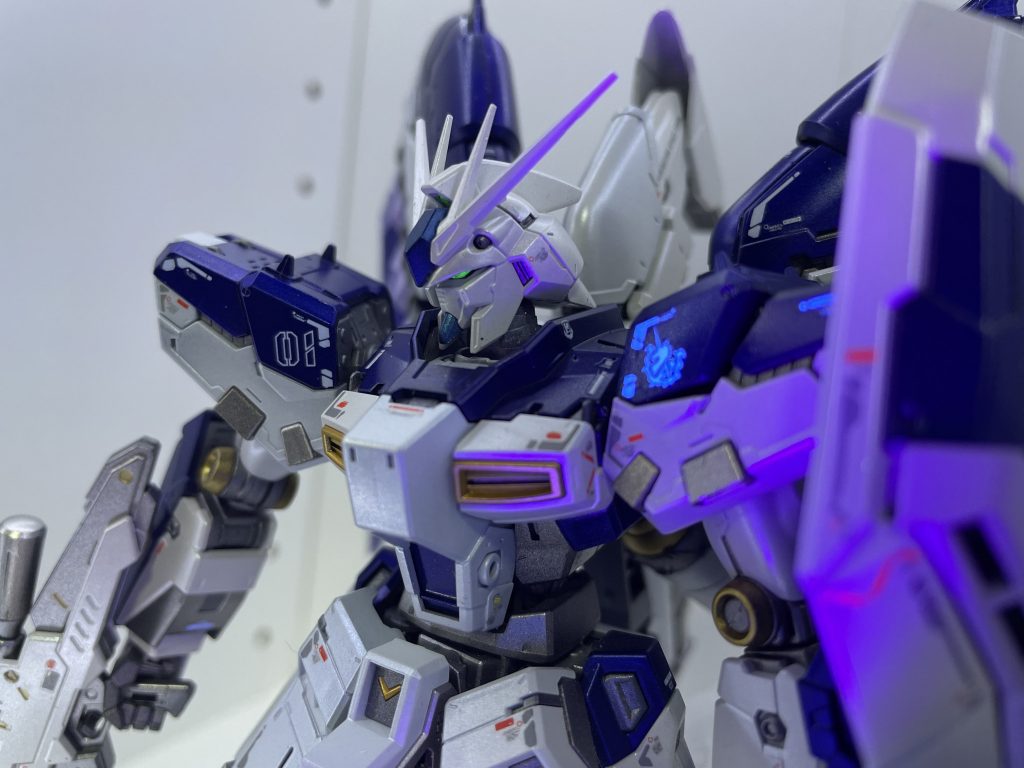 目は蛍光塗料です。デカールも蛍光です。