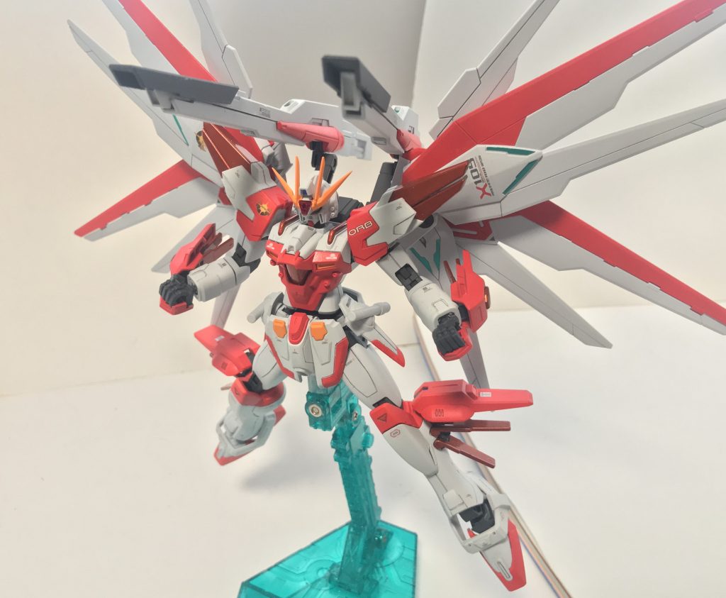 ソルサテライトキャノン。マイクロウェーブを月面から受信することで使用可能になる大火力兵装だが、限定的ではあるもののバーニングバーストシステムの余剰出力によっても放つことが可能となっており、その兼ね合いで太陽(ソル)の名前が冠されることになった。その威力は原型機譲りであり、巨大なステージオブジェクトすら容易く破壊することが可能。