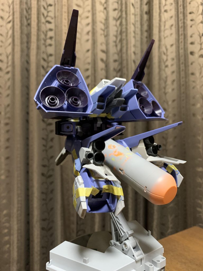 背部:大型プロペラントタンクはハイゴッグのハンドミサイルユニット?を2つ繋いでみました。脚部:トーリスリッターの脚を切り刻み、使えそうなスラスター部分をいただきっ! 膝にはリゼルの余りパーツを接着。 ふくらはぎ部分にもリゼルのディフェンサーbユニットの一部をいただきっ!!