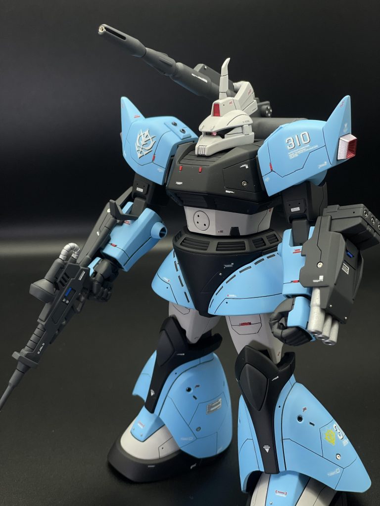 アンテナは削り込んで形状変更しました。MGゲルググを参考にパネルラインをアレンジ。その他メタルパーツとプラ板でドレスアップ。