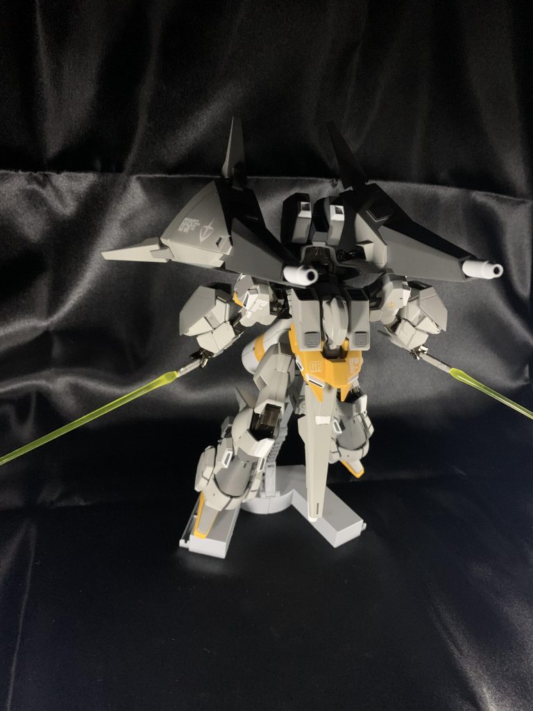 スラスターユニットに内臓のメガ粒子砲×2。MA時の機首部分にもメガ粒子砲を増設。全部で3門のメガ粒子砲!!!