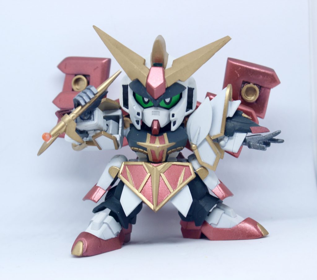 よくあるポーズの法術士ニュー。BB戦士387のνガンダムから使ったのは頭、足、ビームサーベル(杖)くらいか…あとは騎士ガンダムのパーツが多いです。