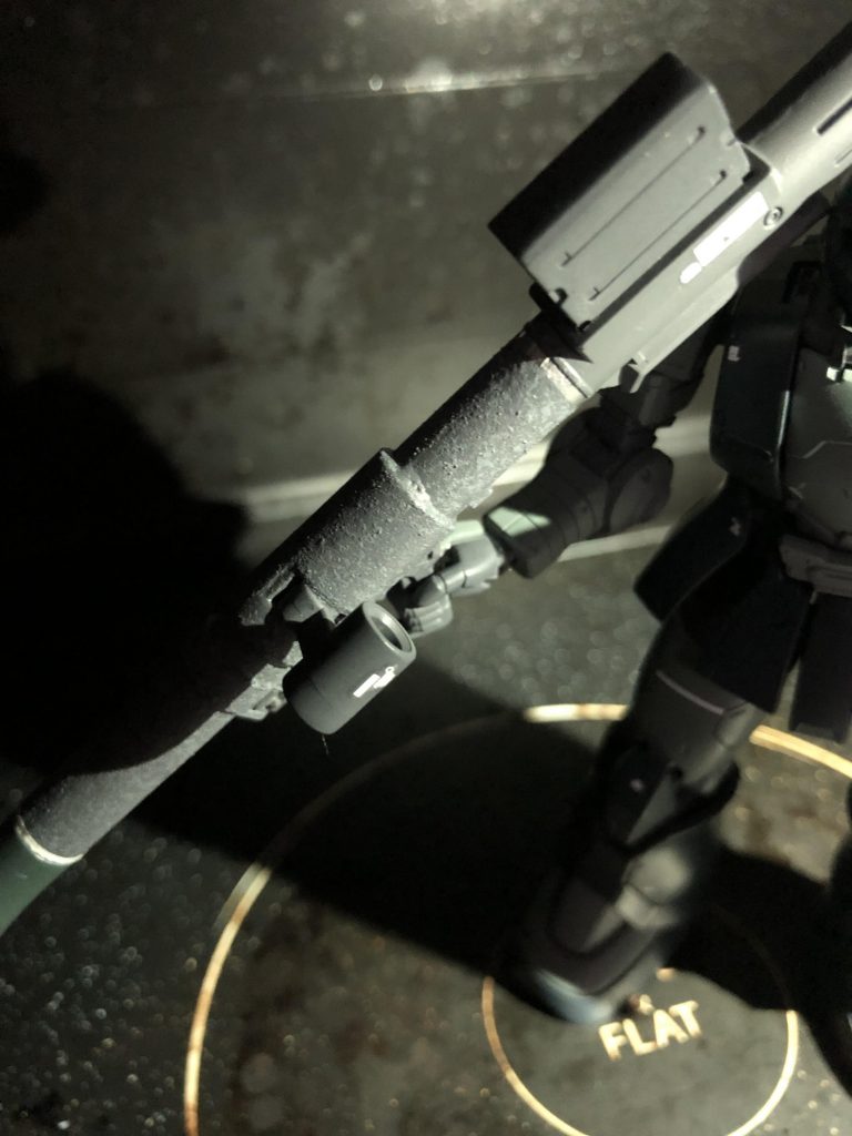 バズーカは鍛造風の塗装を施しました。希釈なしの塗料をスポンジで。