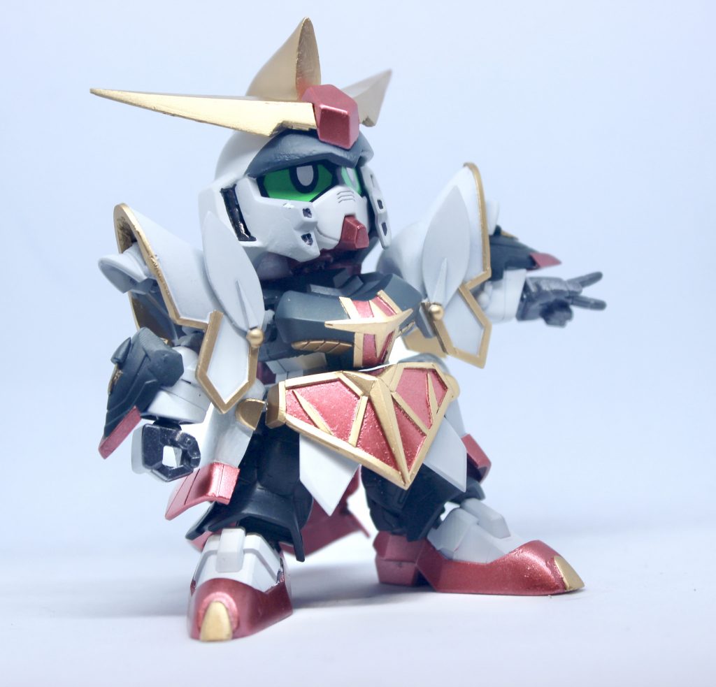 胸鎧は騎士ガンダム。そのほかの鎧はプラ板やパテでなんやかんやしてます。