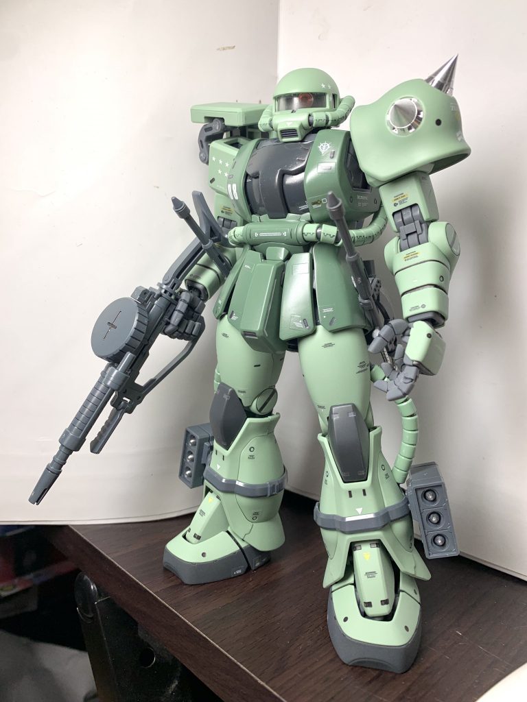 フル装備で。個人的にバズーカは邪魔なので待たせません。弾切れをした際は近距離戦も…という事で、ヒートホークは2本持ちです。肩の色も変えればよかった…デカールも今までで1番貼っています。