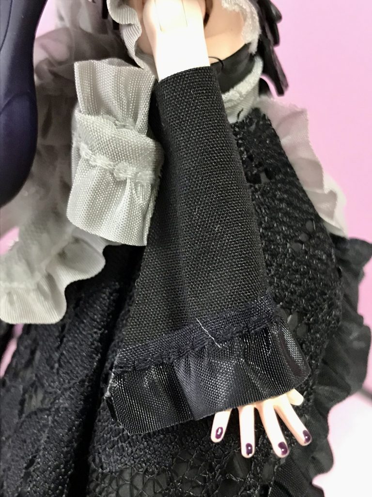 袖はわりと手抜きで、黒い布を巻いて、黒いフリルテープを貼っただけです。