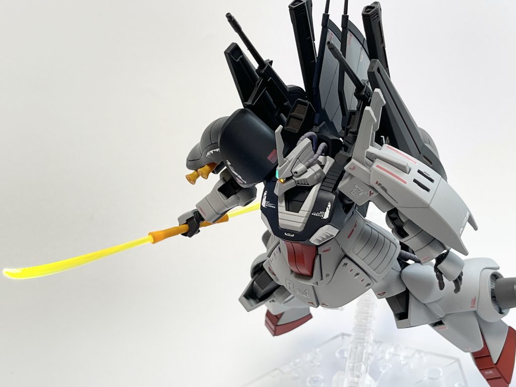 前傾ブースト姿勢っぽく。ビーム刀身、モノアイとセンサーは蛍光塗料で発光。ナギナタもサーベルもオレンジ寄りイエローの塗装にオレンジのスミイレなんですが写真だと飛んじゃってますね…難しい