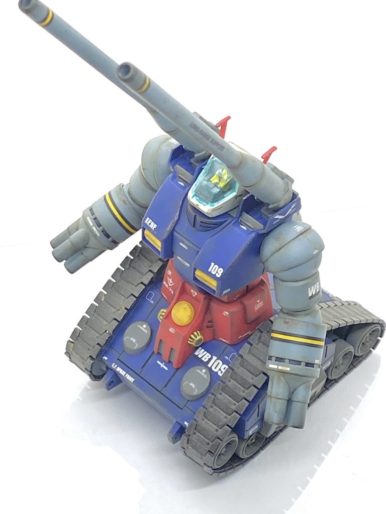 クリアーパーツ以外の部分は(クレオス)Mr.カラーGXスーパースムースクリアーを吹き付けて、その後にらいだ~Joe様のお気軽汚しを参考に(クレオス)水性ホビーカラー焼鉄色をスポンジを使ってチッピング、(クレオス)ガンダムマーカー リアルタッチマーカーブラウン1でエッジやへこみ部分に塗って神ペンでぼかし、(タミヤ)ウェザリングマスターでオイルとススを全体的に付けています。